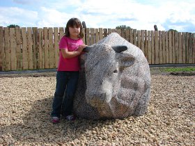 Geologie und Landwirtschaft: eine aus einem nordischen Eiszeitfindling gehauene Kuh im Außenbereich (Foto: J. Rascher)